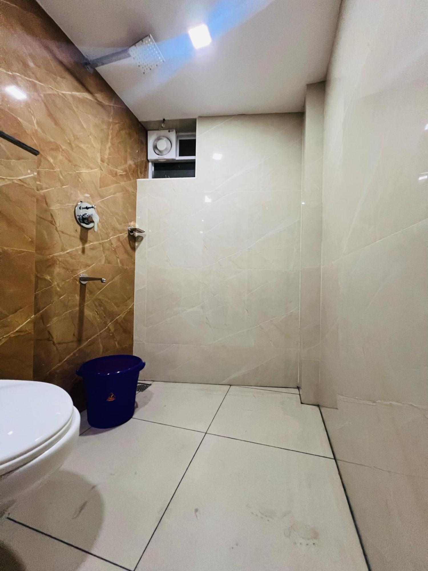 Gypsy Hotel Cusat Kochi Extérieur photo